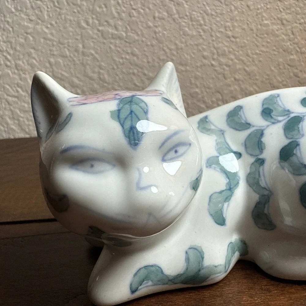 Vintage cat figurine white cat Green Ivy Flowers